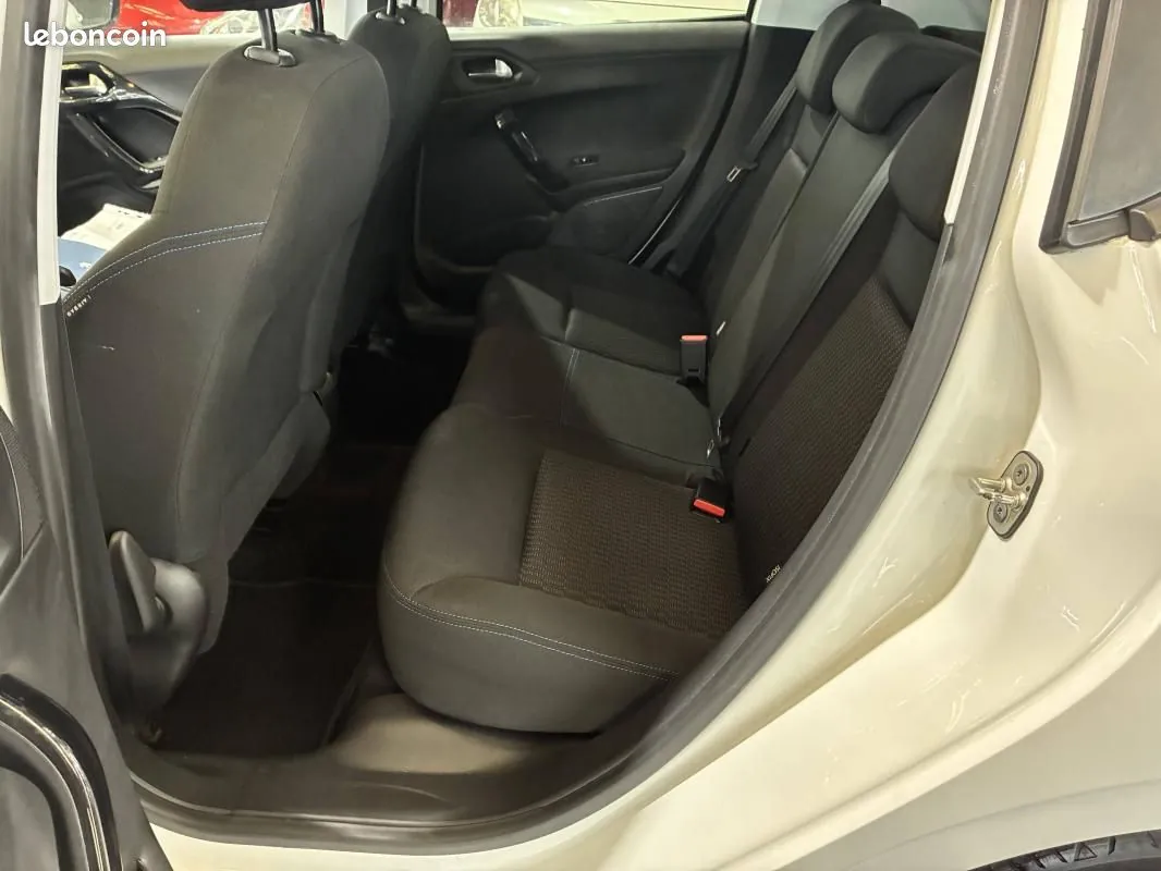 Peugeot 208 2019 photo 3