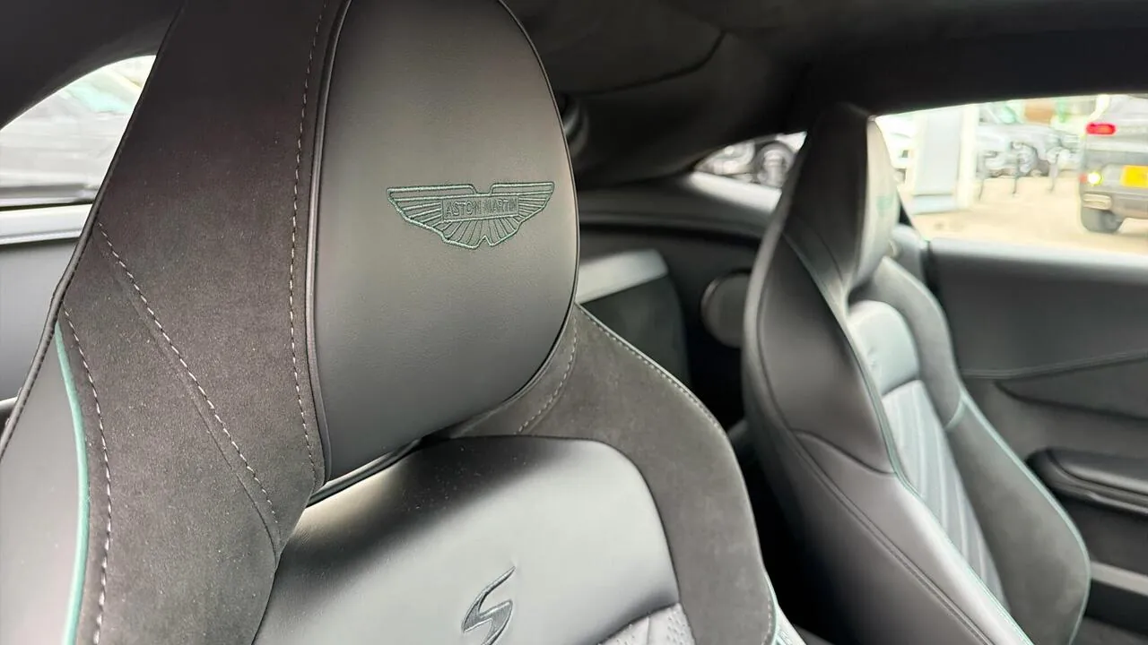 Aston Martin Vantage 2026 photo 5
