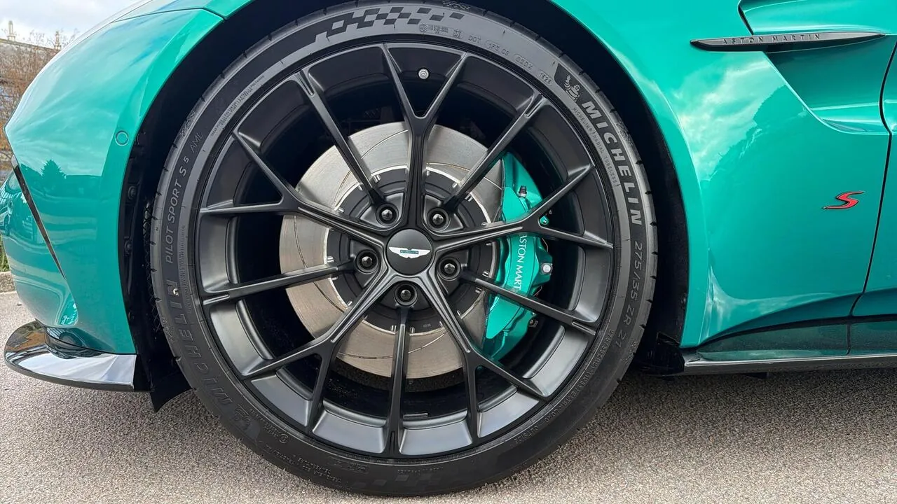 Aston Martin Vantage 2026 photo 4