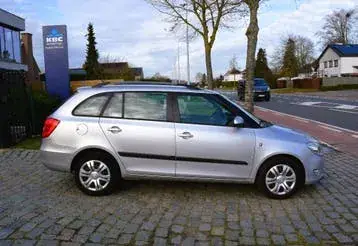 Skoda Fabia 2011 photo 3