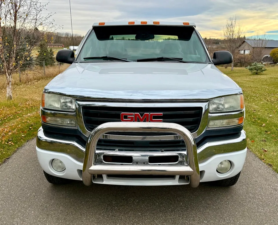 GMC Sierra 2500Hd 2004 photo 2