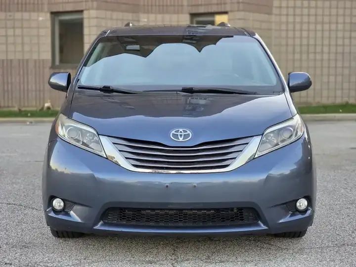 Toyota Sienna 2015 photo 3