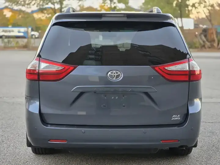 Toyota Sienna 2015 photo 2
