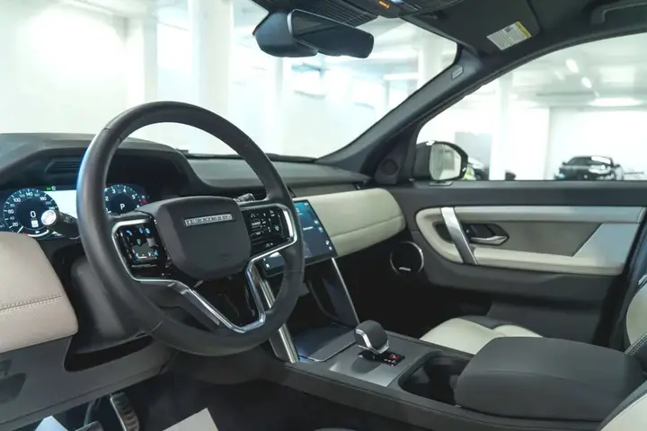 Land Rover Discovery Sport 2026 photo 2