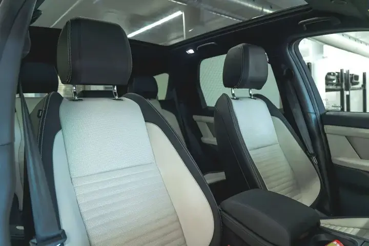 Land Rover Discovery Sport 2026 photo 3