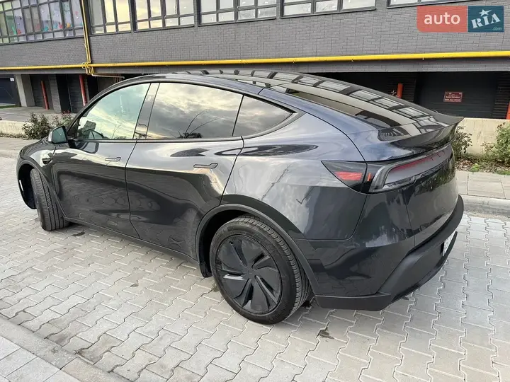 Tesla Model Y 2025 photo 4