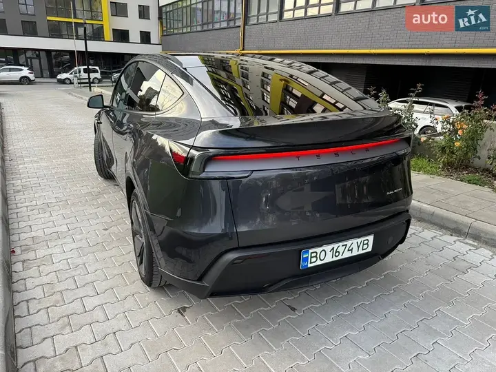Tesla Model Y 2025 photo 5