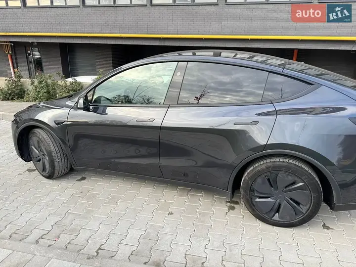 Tesla Model Y 2025 photo 3
