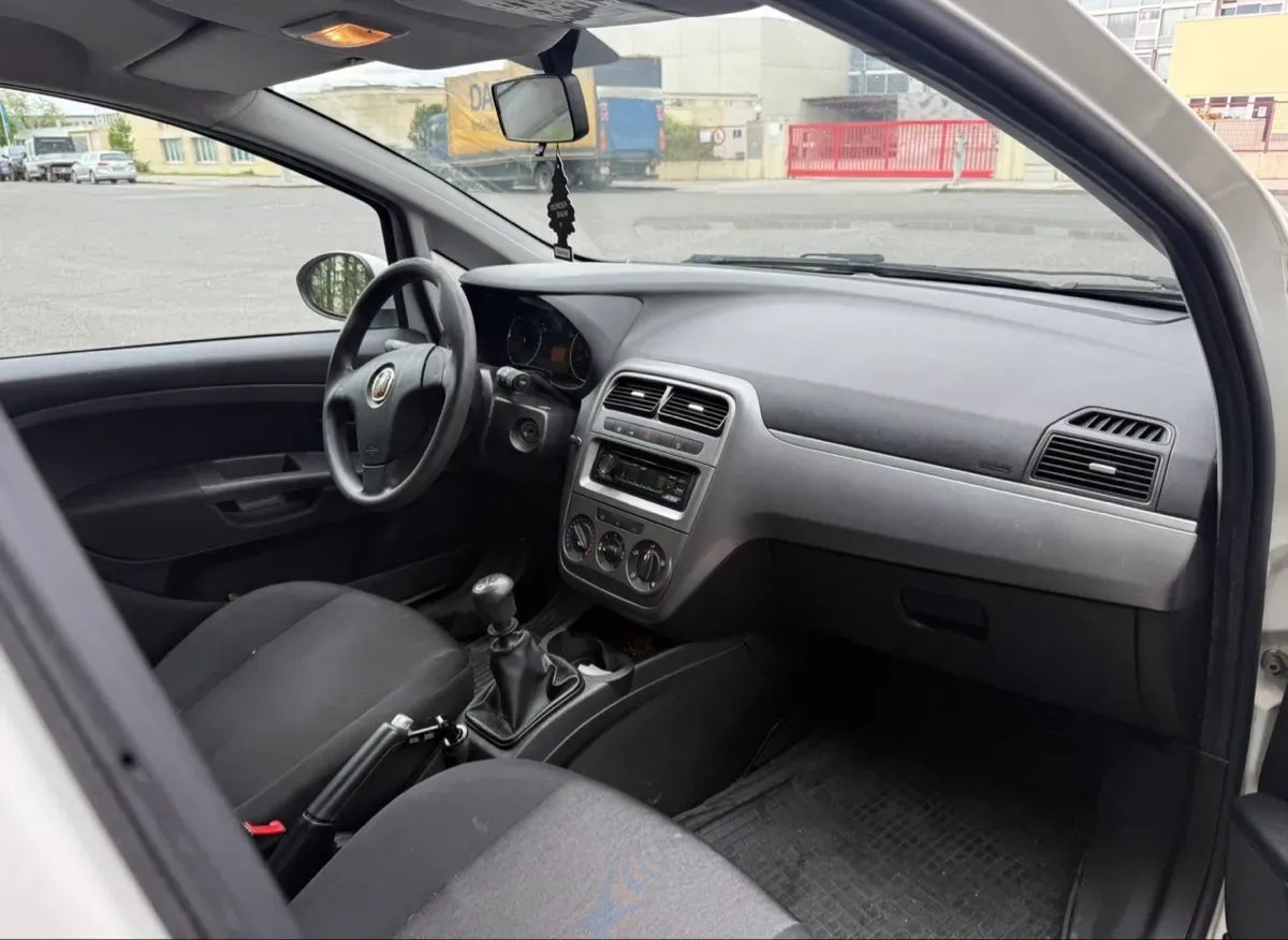 Fiat Punto 2012 photo 2