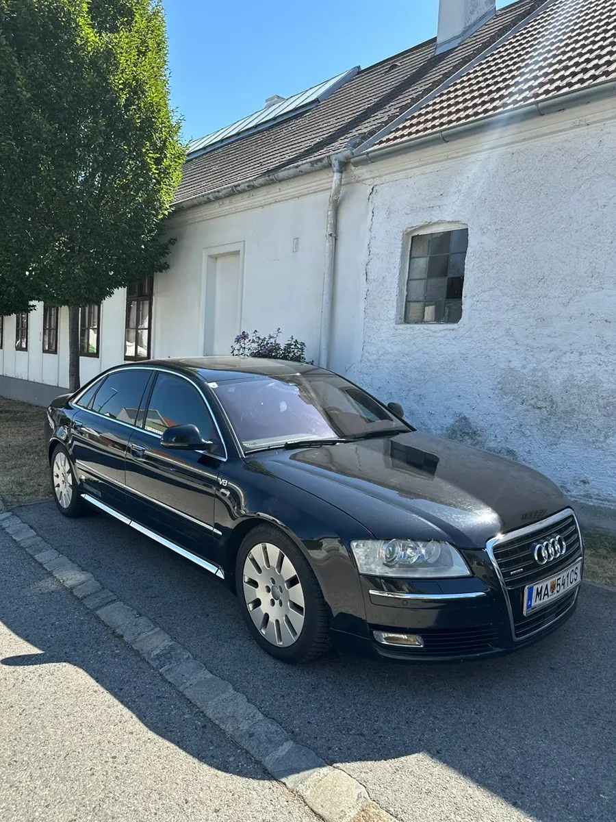 Audi A8 2009 photo 2