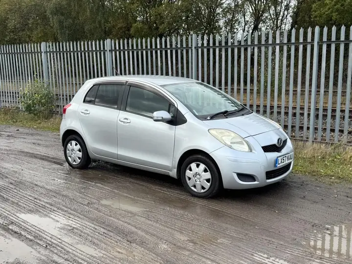 Toyota Vitz 2008 photo 2