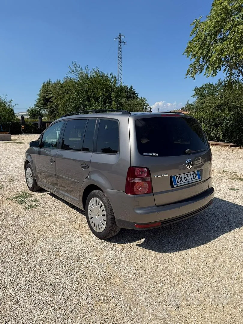Volkswagen Touran 2008 photo 2