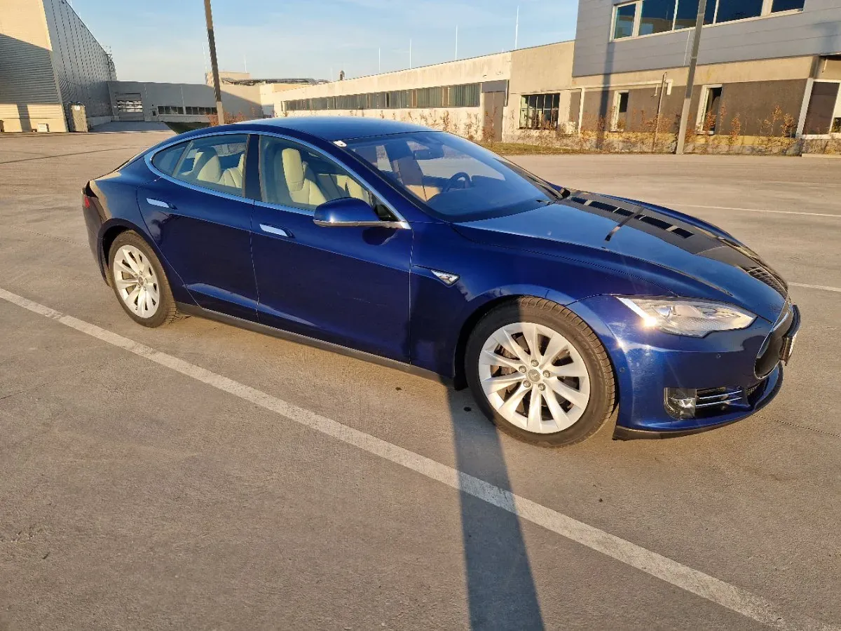 Tesla Model S 2015 photo 2