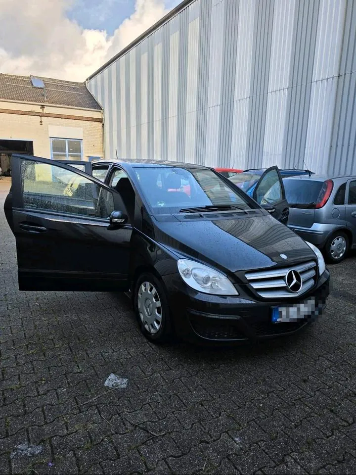 Mercedes-Benz B180