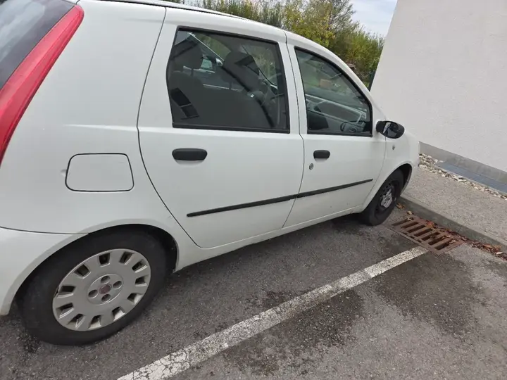 Fiat Punto 2009 photo 2