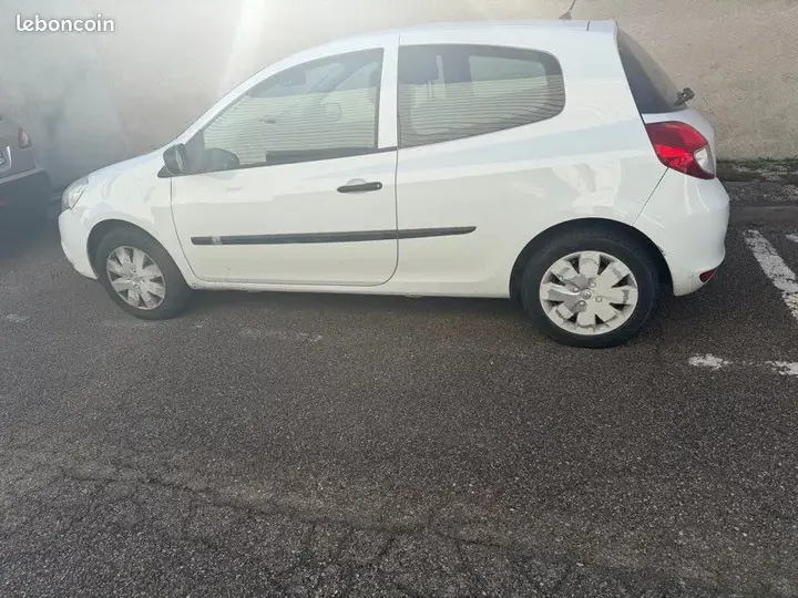 Renault Clio 2011 photo 3