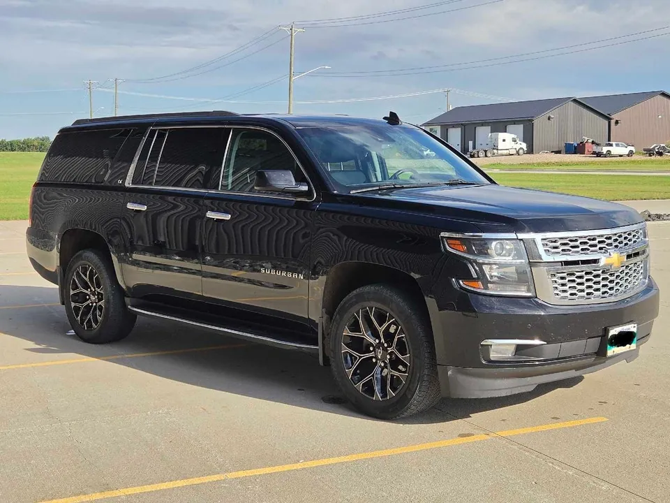 Chevrolet Suburban 2017 photo 2