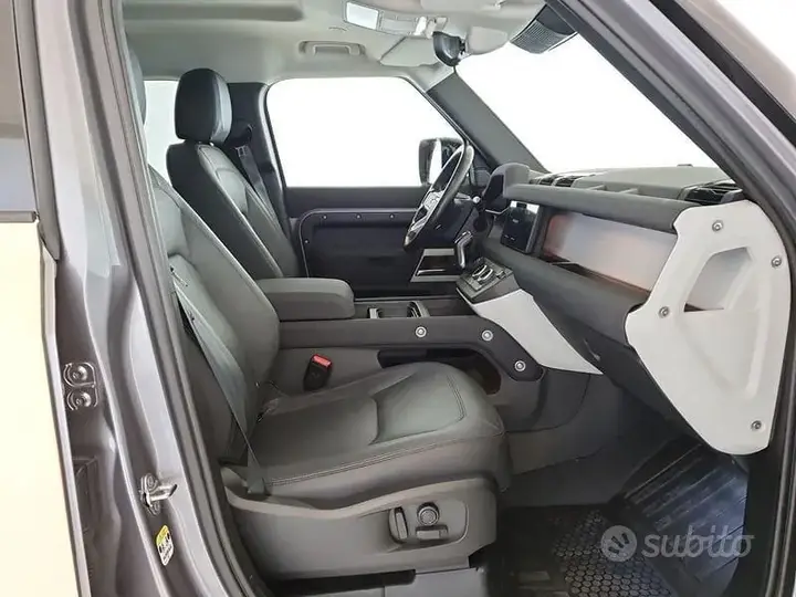 Land Rover Defender 2023 photo 3