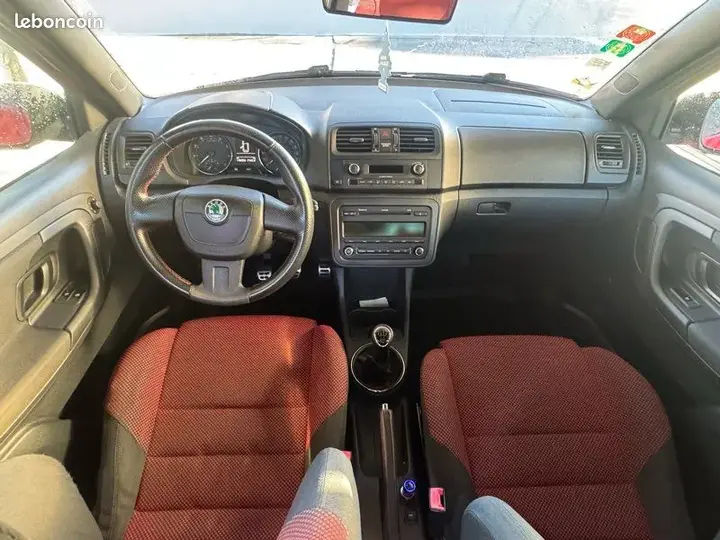 Skoda Fabia 2012 photo 3