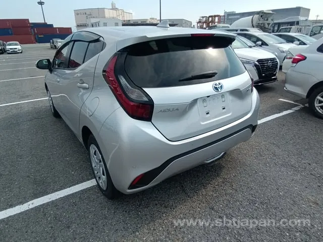 Toyota Aqua X 2024 photo 3