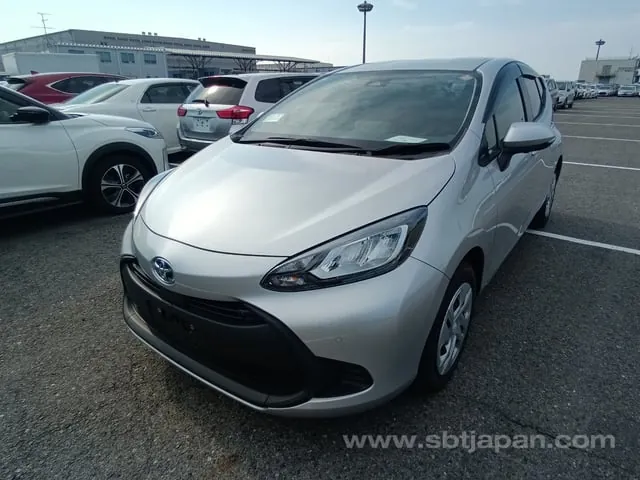 Toyota Aqua X 2024 photo 2