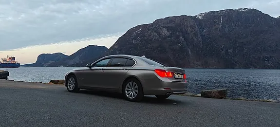 BMW 7 Series 2010 photo 3