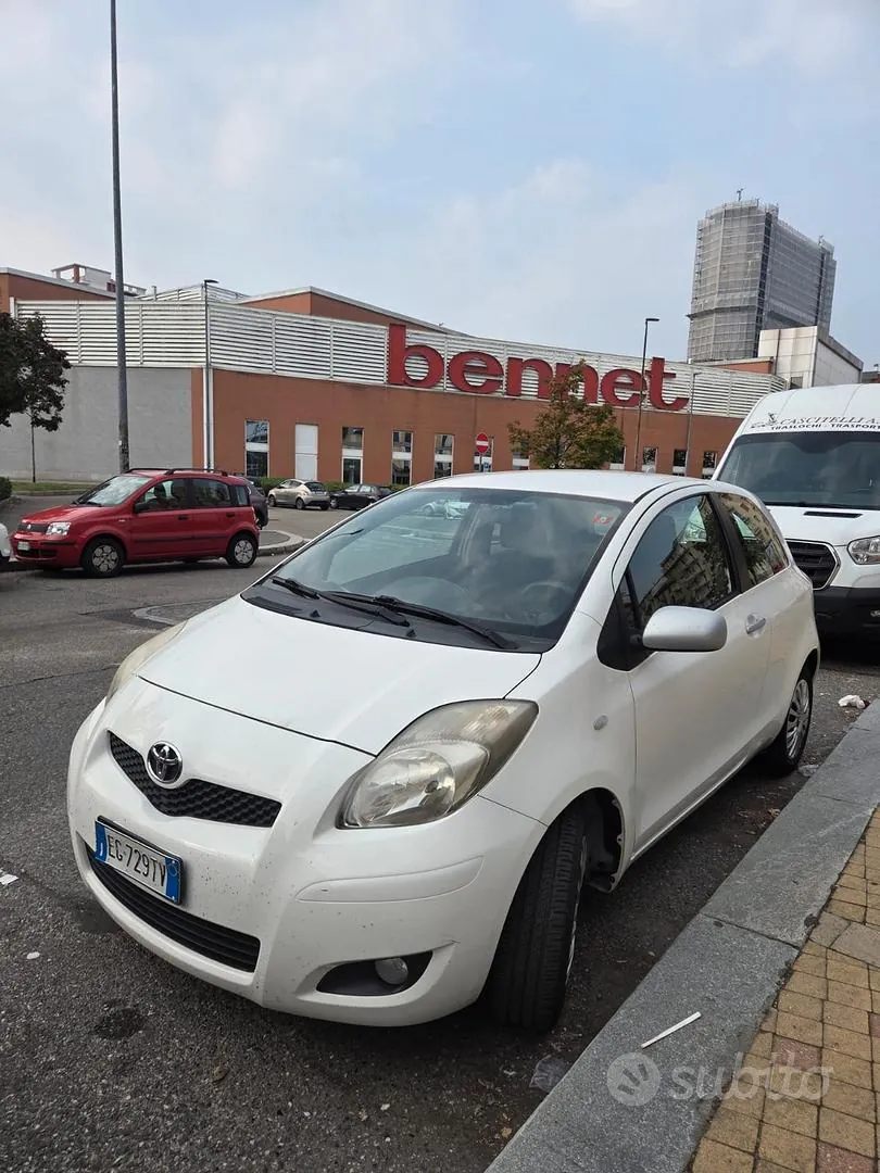 Toyota Yaris 2011 photo 2