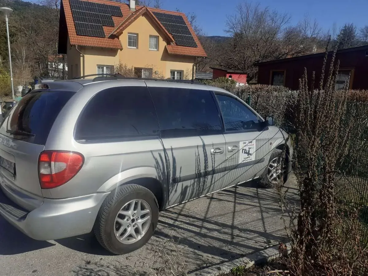 Chrysler Voyager 2004 photo 2