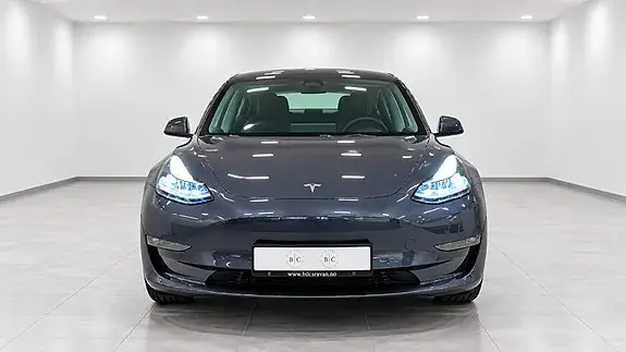 Tesla Model 3 2023 photo 2