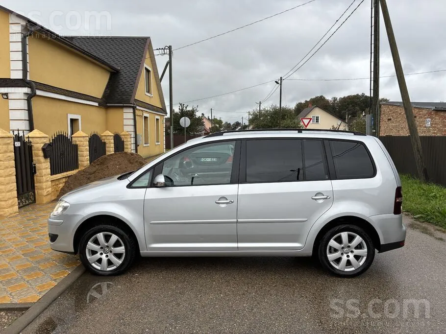 Volkswagen Touran 2009 photo 2