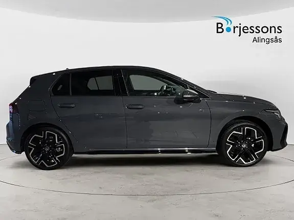 Volkswagen Golf I 2026 photo 2