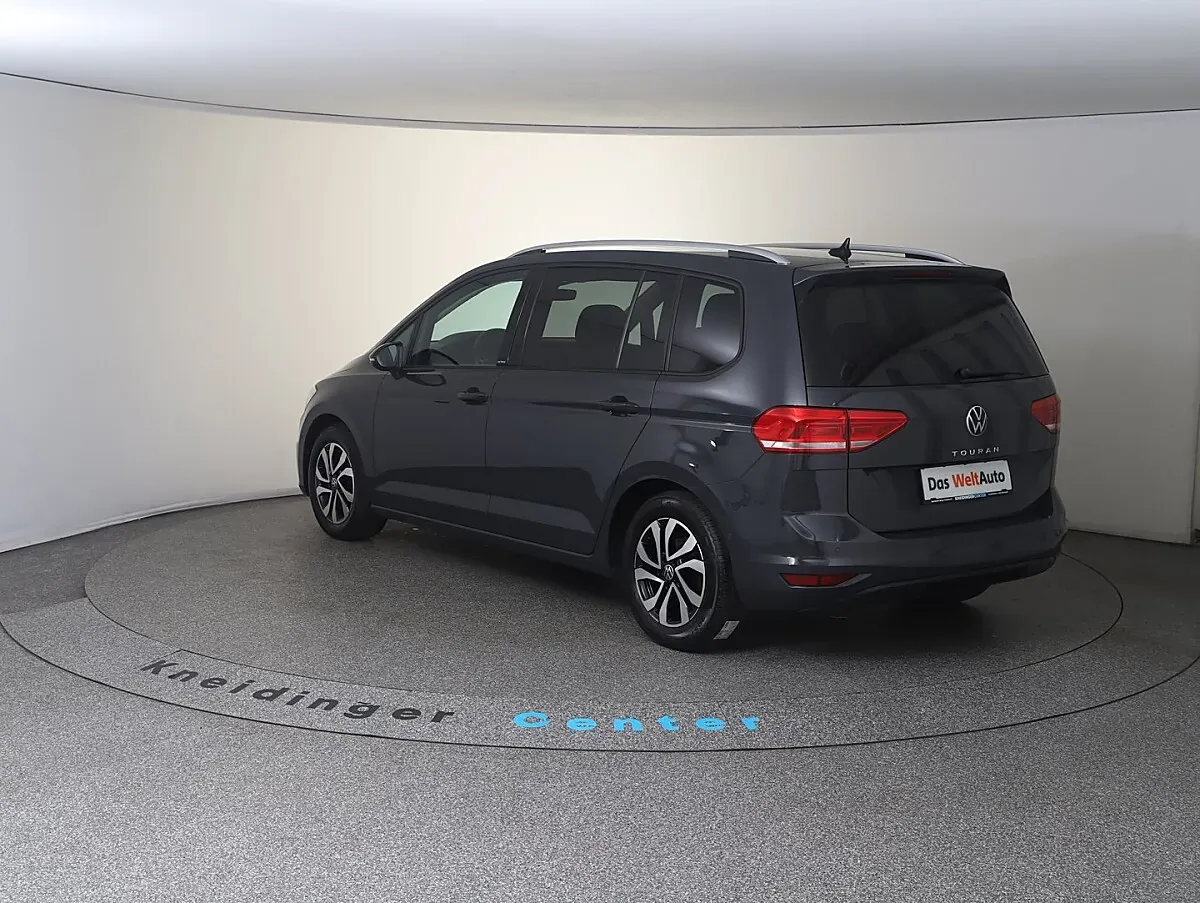 Volkswagen Touran 2023 photo 2