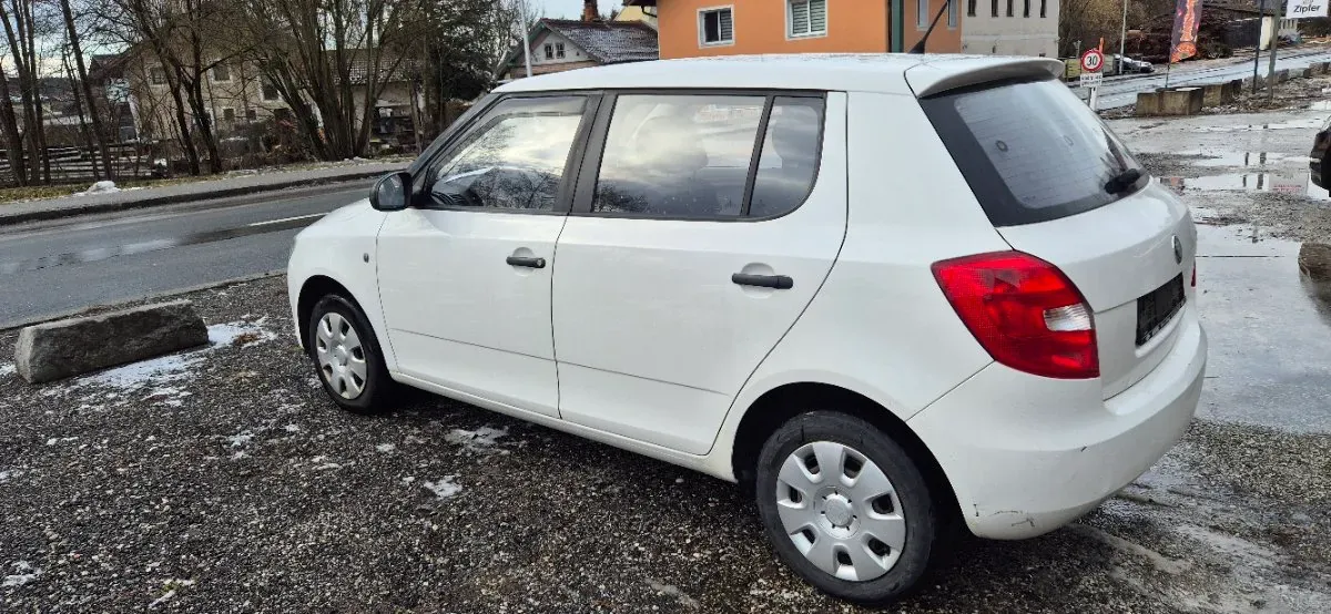 Skoda Fabia 2009 photo 3