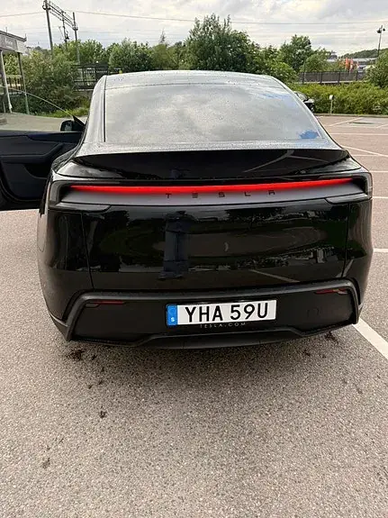 Tesla Model Y 2026 photo 2