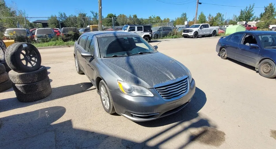 Chrysler 200 2013 photo 2