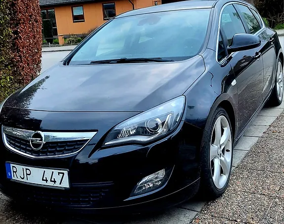 Opel Astra 2011 photo 2