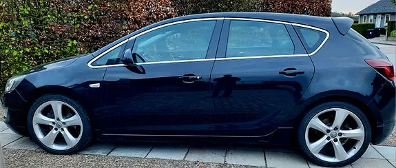 Opel Astra 2011 photo 3