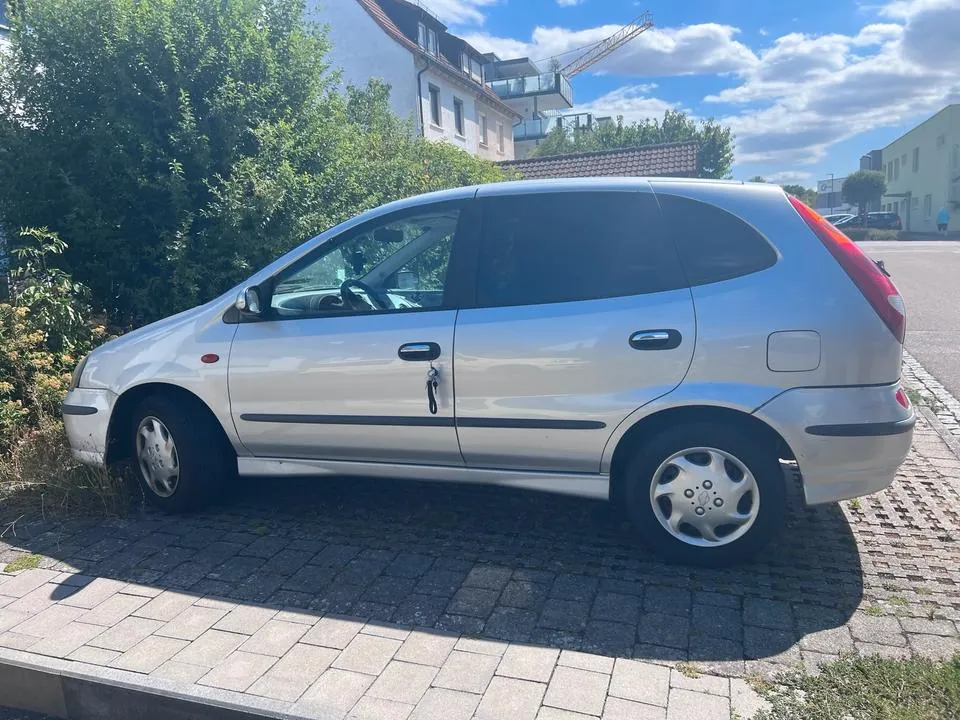 Nissan Almera Tino