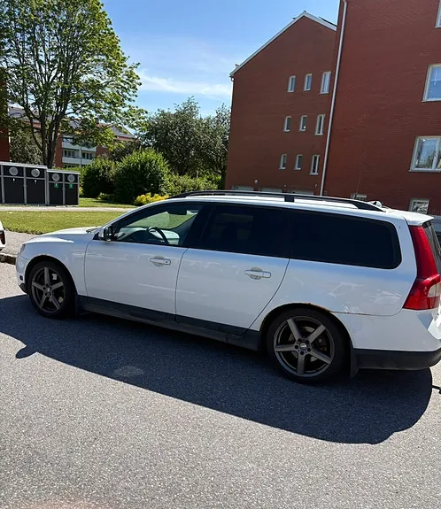 Volvo V70 2010 photo 2