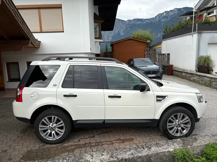 Land Rover Freelander 2010 photo 2