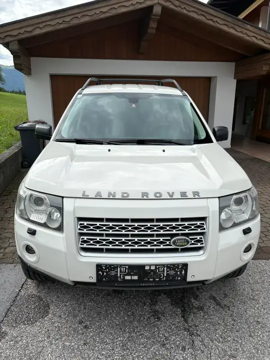 Land Rover Freelander 2010 photo 3