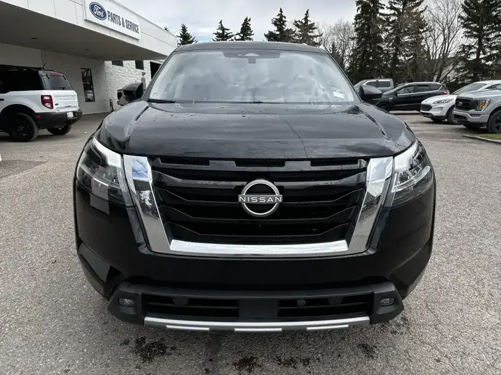Nissan Pathfinder 2023 photo 2