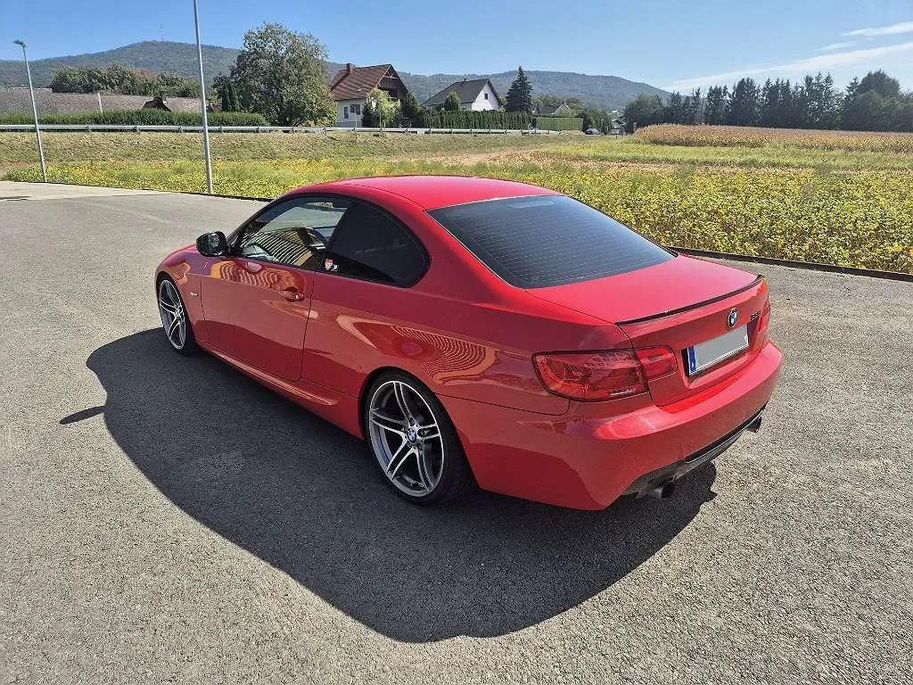 BMW 3 Series 2011 photo 2