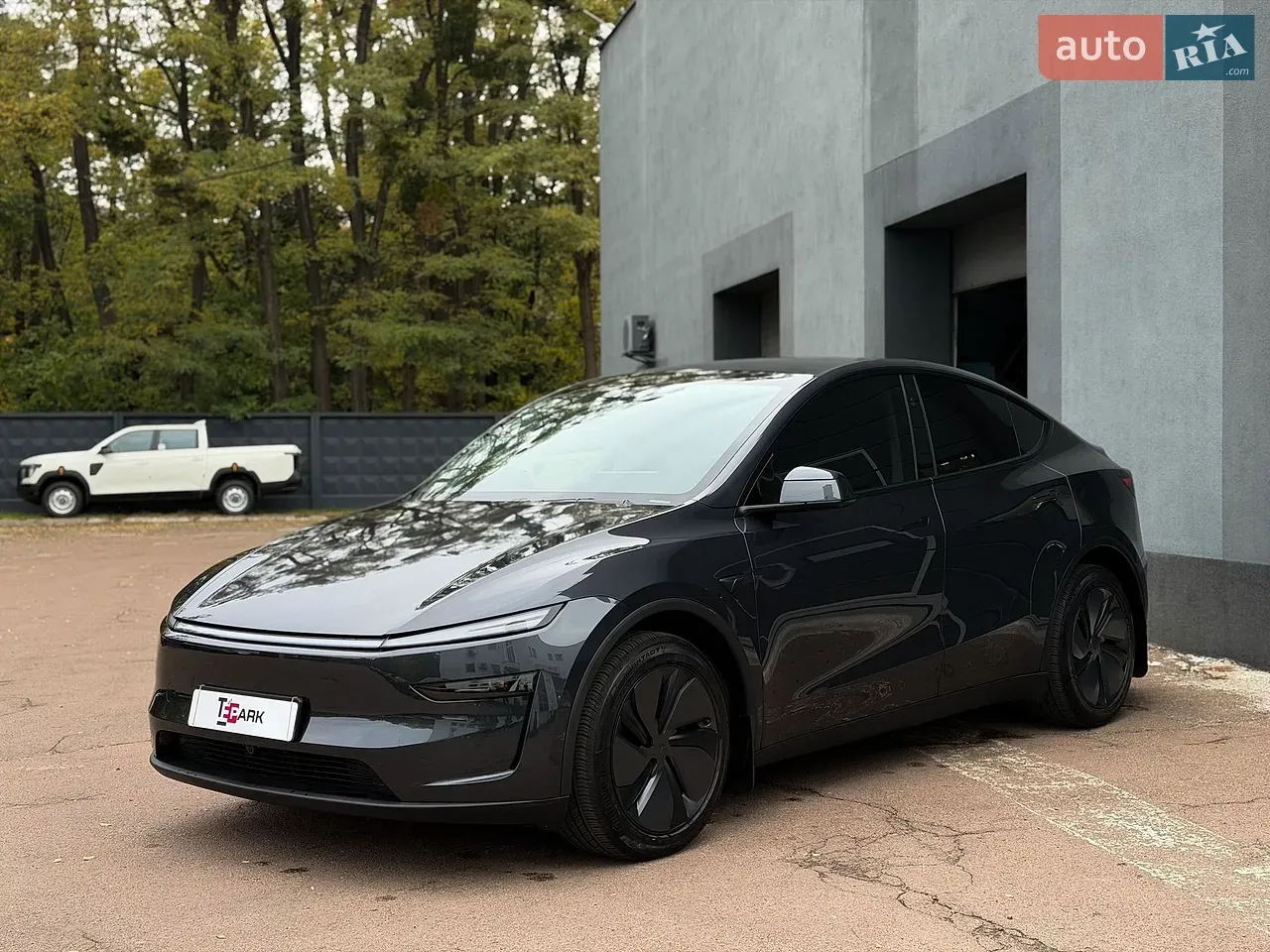 Tesla Model Y 2025 photo 4