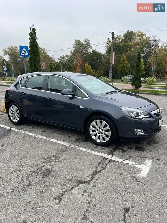 Opel Astra 2010 photo 2