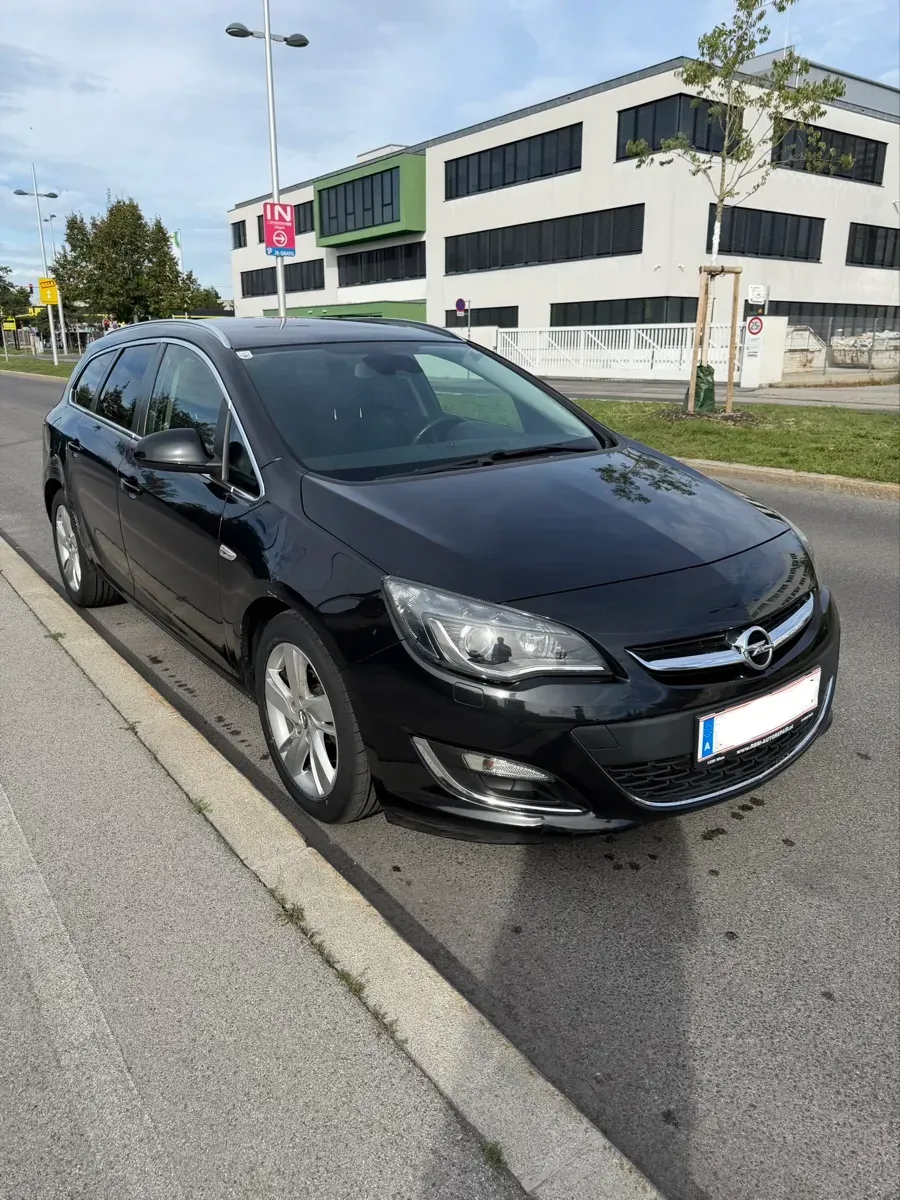 Opel Astra 2013 photo 2