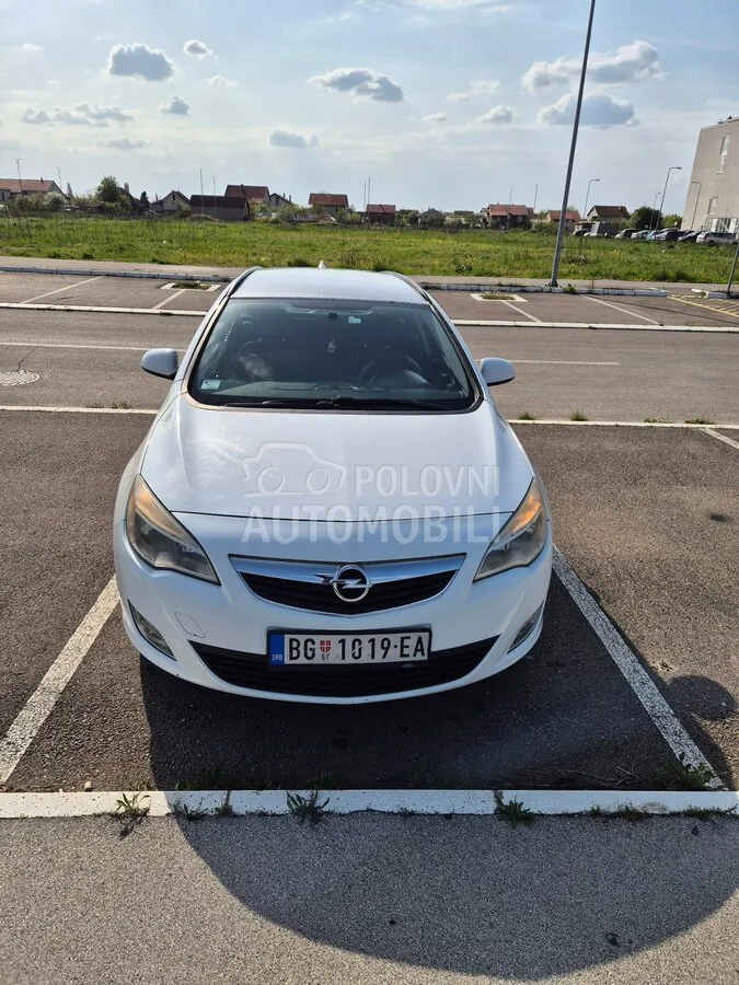 Opel Astra J 2012 photo 2