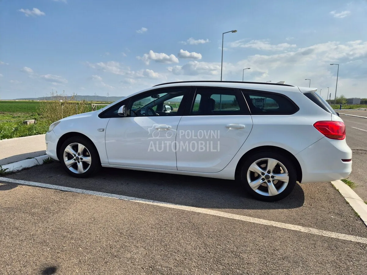 Opel Astra J 2012 photo 3