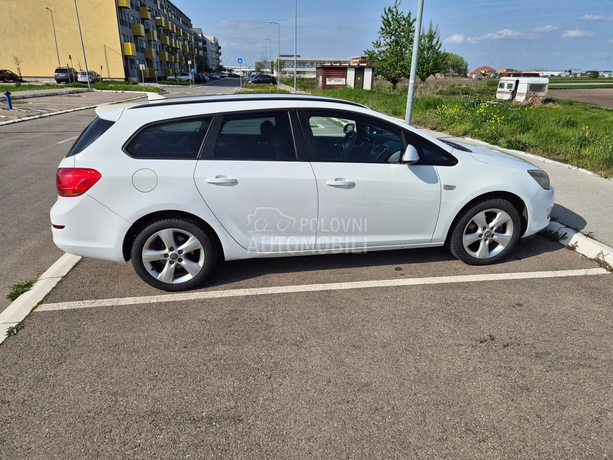 Opel Astra J 2012 photo 5