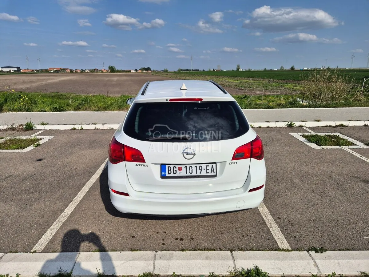 Opel Astra J 2012 photo 4